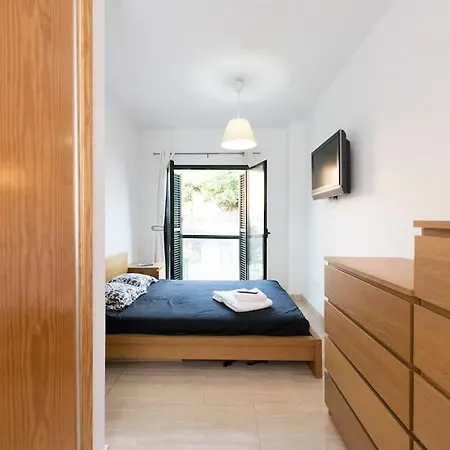 Center 2 Bedroom Modern *